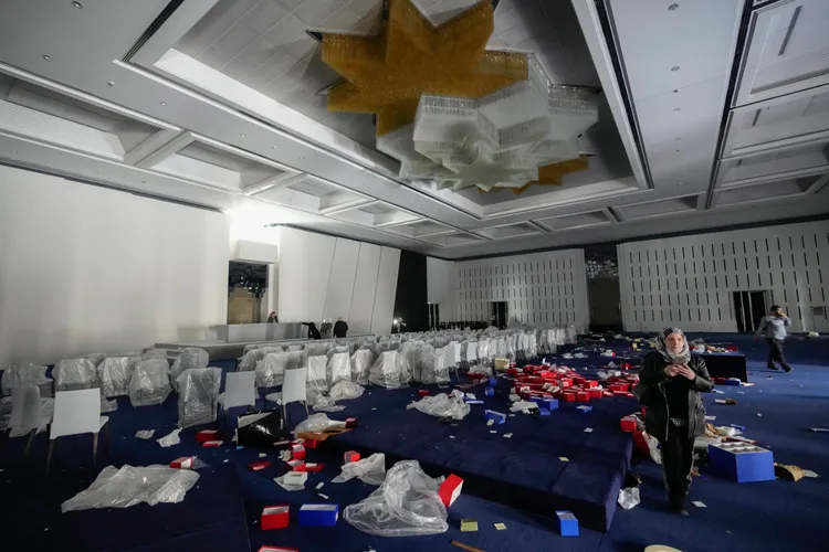 如果手腳稍慢，就搬不到珠寶了。美聯社