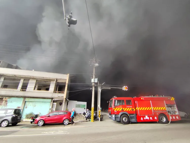 消防人員全力搶救中。民眾提供