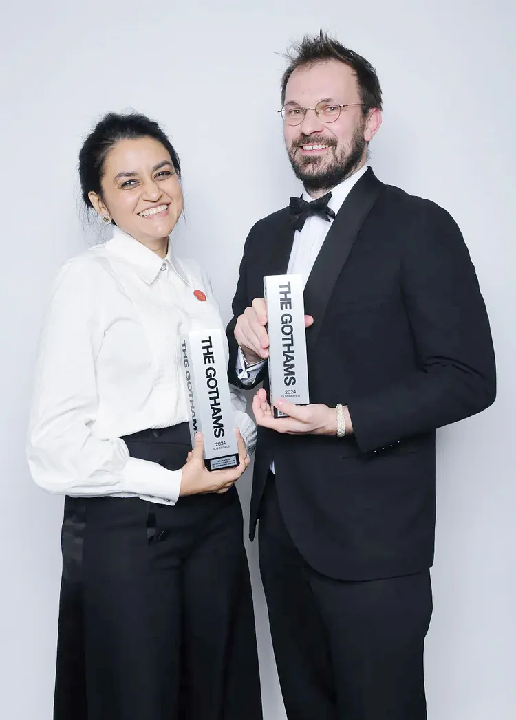 導演帕亞爾卡帕迪亞（左）與製片湯瑪斯哈基姆一同領獎。海鵬影業提供
