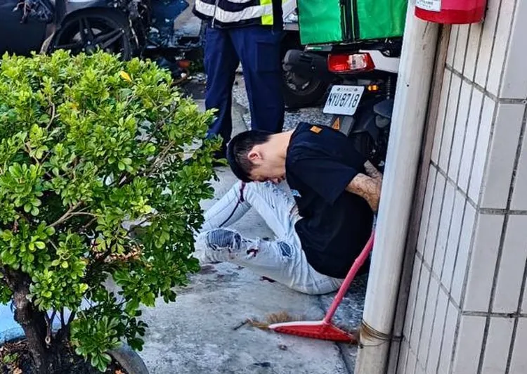 林男雙手上銬坐在路邊神情渙散。民眾提供