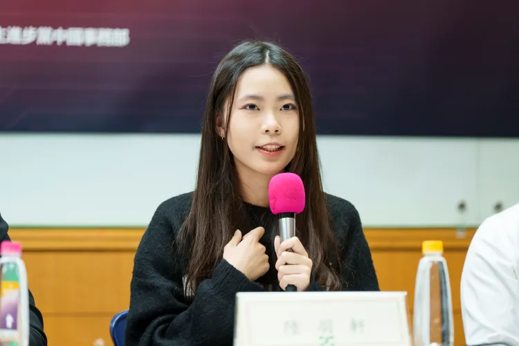 東吳大學社會學系大三生陸羽軒分享校園經驗。民進黨提供