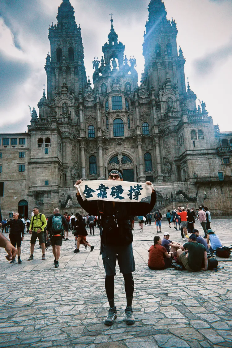 李玉璽舉起毛巾打趣朝聖之路成功全靠硬撐。圖／晴空鳥提供