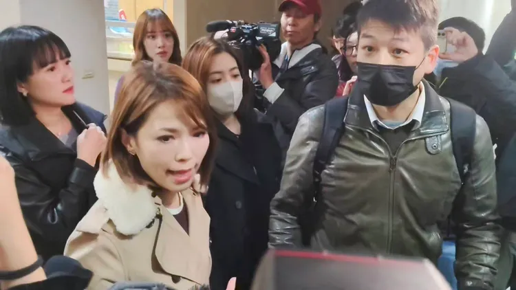 民眾黨核心幕僚許甫(右一)、陳智菡(左二)夫妻及黃瀞瑩(右二)、吳怡萱(左一)等人是否在政治獻金假帳案中被檢方列被告，有待觀察。資料畫面