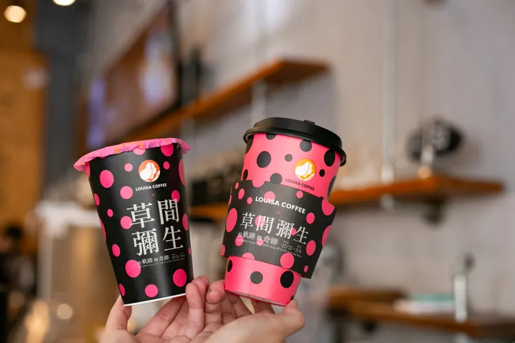 草間彌生展覽限定聯名杯。路易莎提供