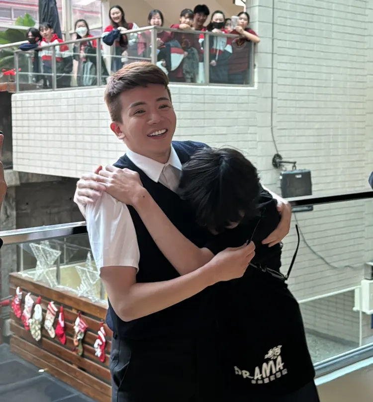 孫生聖誕節回到國中的教會，受到學弟妹歡迎。翻攝孫生IG