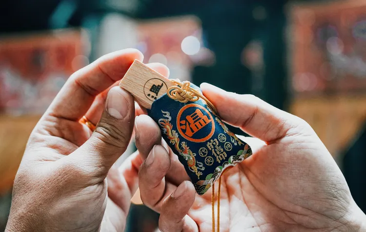 誠品書店東港王船限定店將開賣「王船餘木紀念御守」。屏東縣府文化處提供