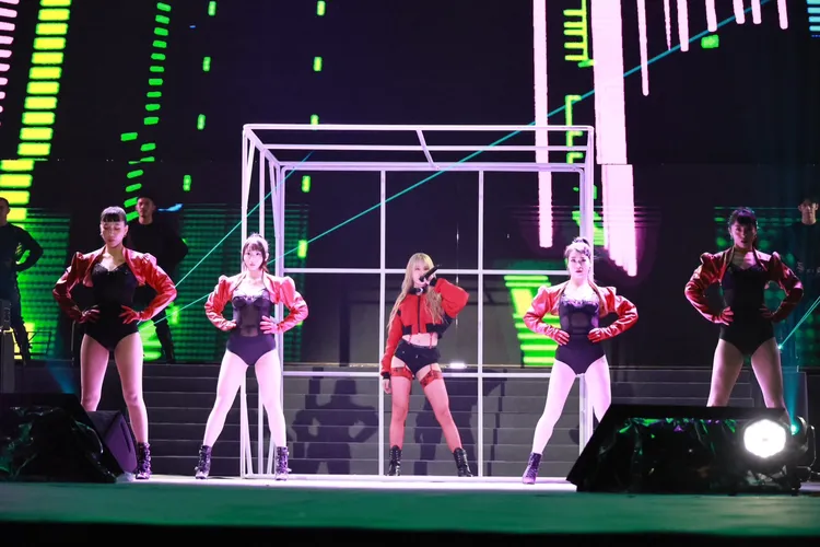 安心亞（中）在「立方體多元面向鋼架」鋼架中，現身舞台演唱。中視提供