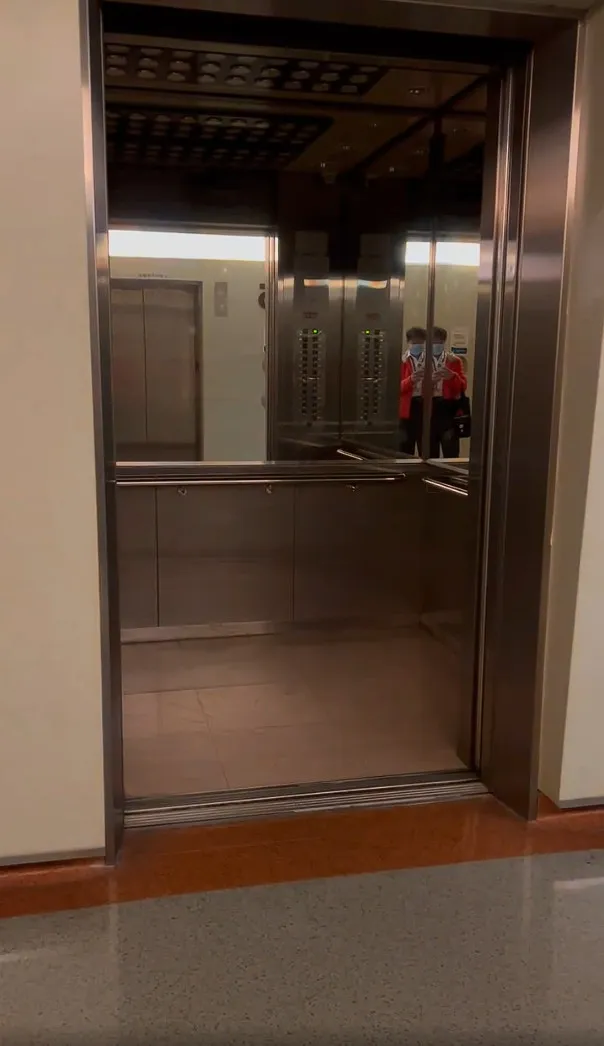 台大兒童醫院的詭異電梯自己開門。翻攝Jin-Chung Shih的臉書