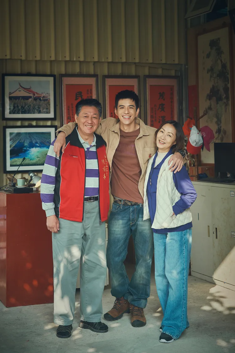 庹宗華（左起）、林柏叡和鄭家榆飾演的親切熱情的里長一家人。大川大立提供