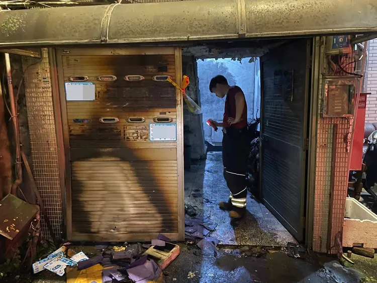 公寓1樓疑遭縱火。平鎮警分局提供