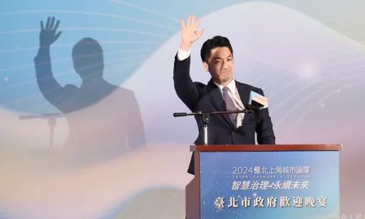 雙城論壇歡迎晚宴登場!蔣萬安送盤提瓊瑤、周杰倫拉近距離