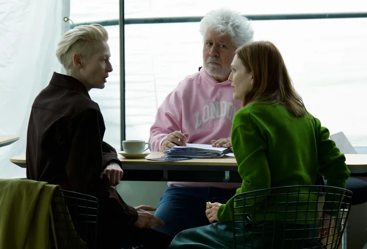 阿莫多瓦（中）與兩位女主角討論拍攝。