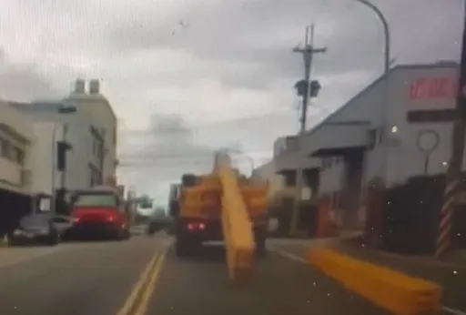 大貨車載運鋼樑沿路掉　後車警覺心強保持安全車距未再生意外