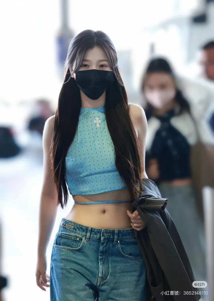 虞書欣穿著克羅心（Chrome Hearts）水藍色肚兜上衣。翻攝小紅書