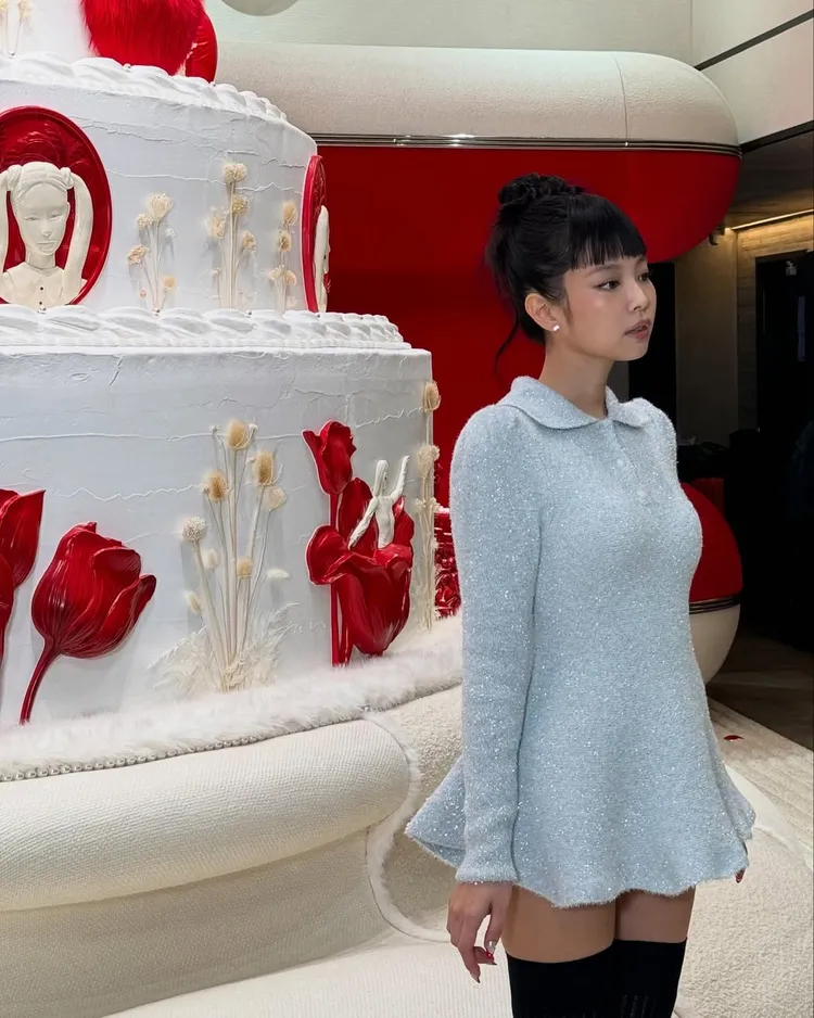 Jennie頂著一頭復古風格的妹妹頭髮型。翻攝Jennie IG