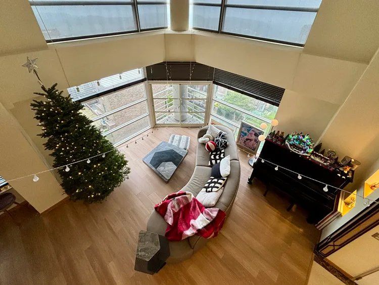 屋內布置聖誕節氛圍。翻攝李明川臉書