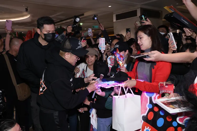 郭富城沿途為接風粉絲簽名、合影，超親民。彭欣偉攝