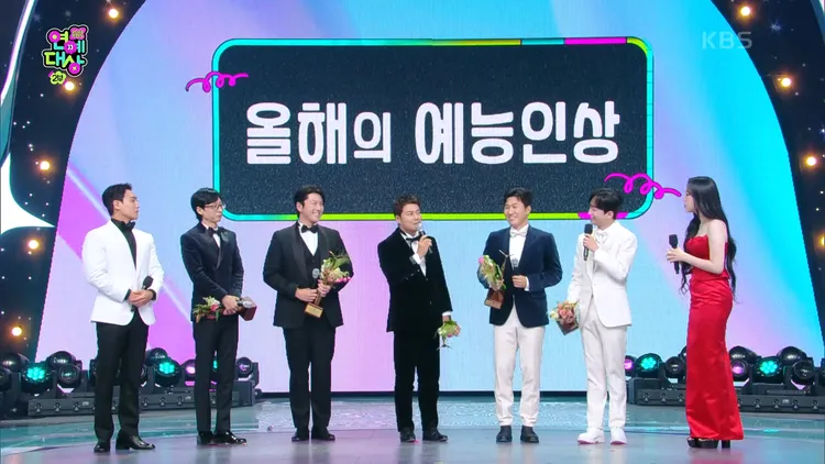 劉在錫（左二起）、柳秀榮、全炫茂、金鍾旼、李燦元獲得年度藝人獎。翻攝KBS