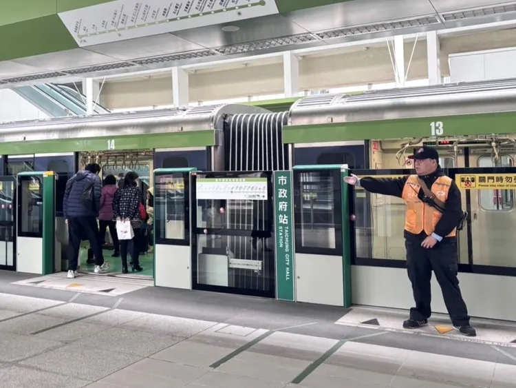 中捷保全於月台協助警戒及引導旅客進出車廂。市府提供