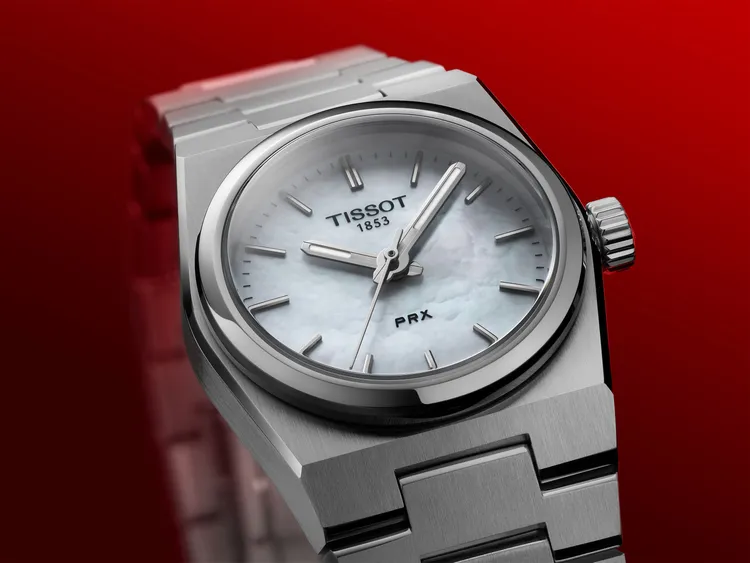 其中1款新作採用珍珠母貝面盤搭配精鋼錶圈。品牌提供