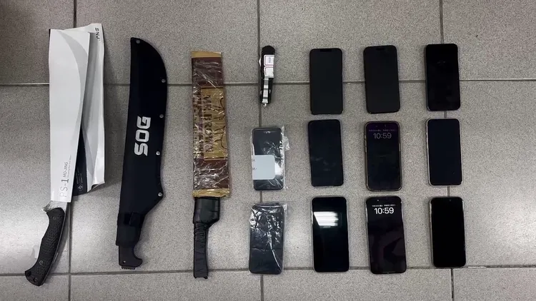 警方查獲各式刀械。民眾提供