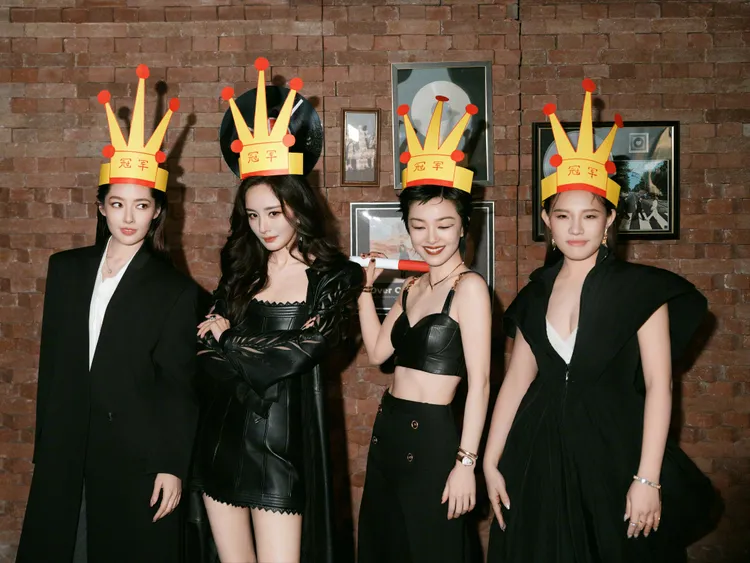 郭碧婷（左起）、楊冪、郭采潔、Hold住姐昨重現《小時代》閨蜜互動。翻攝楊冪工作室微博