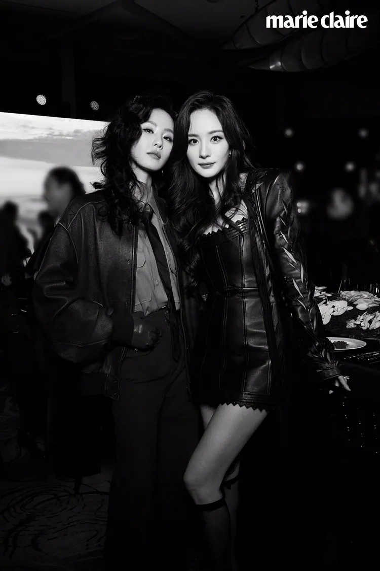 劉詩詩（左）和楊冪在場內親暱合照。翻攝嘉人微博