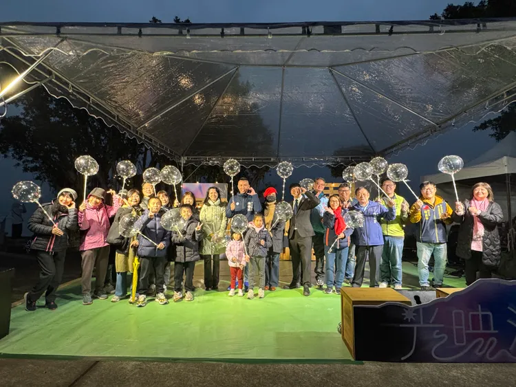 淡水古蹟博物館「光映淡水」於今（14）日由新北市文化局副局長于玟與貴賓共同點亮光影廊道，宣布系列活動正式開跑。館方提供