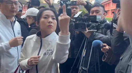 被徐巧芯「比中指」　李坤城：我已經提告