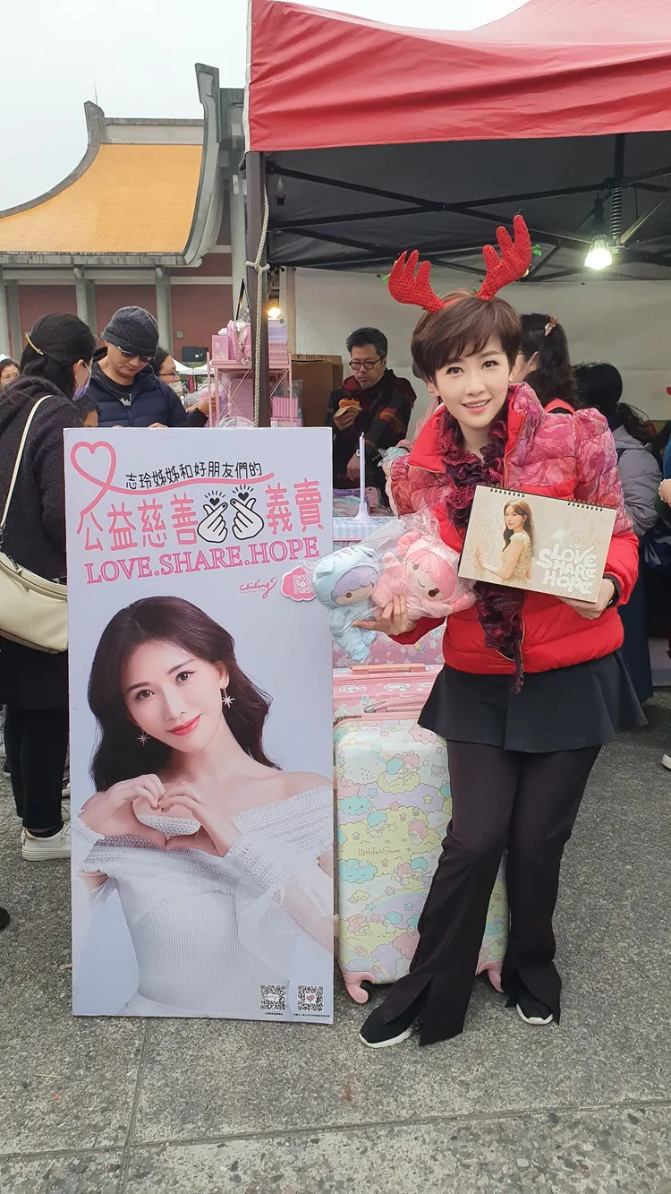 寇乃馨（右）的愛心義賣活動，全數善款將捐贈給志玲姊姊慈善基金。寇乃馨提供