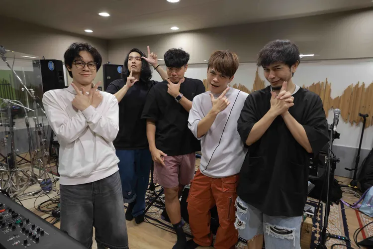 「七月半」樂團左起團長兼貝斯手HowHow、鼓手RJ廉傑克曼、吉他手蔡哥、主唱蔡阿嘎、吉他手馬叔叔。hahababy提供