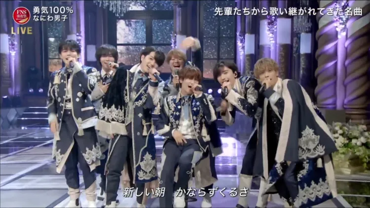 藤原丈一郎（右三）來台右腳骨折，傷後前天《FNS歌謠祭》首度亮相，坐著表演《勇氣100%》。翻攝富士電視台