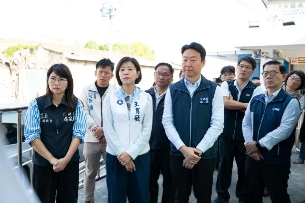 交通部長陳世凱（前排左起3）等人前往嘉義考察。交通部提供