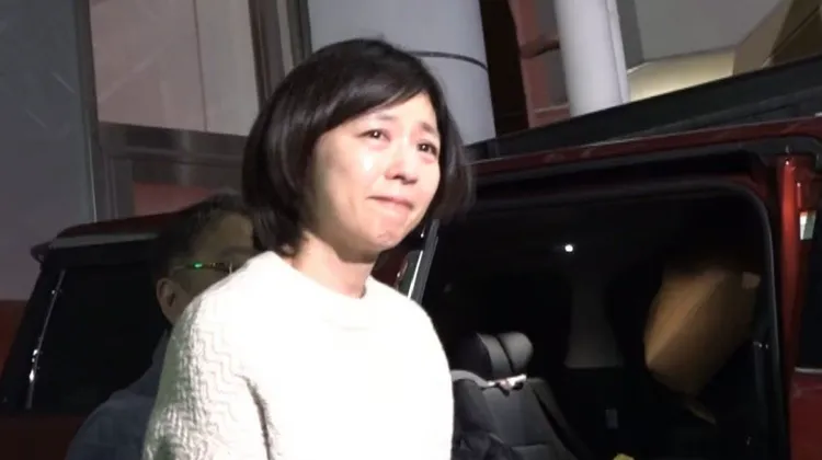 中山忍神情哀戚，上車前不斷鞠躬致意。翻攝FNN