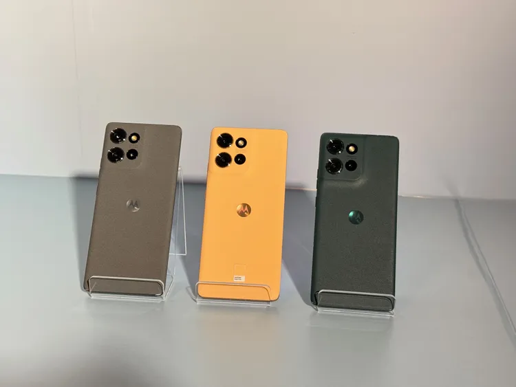 motorola edge 50共有青柏綠、耐用灰與Pantone年度代表色蜜桃金三色。趙筱文攝影