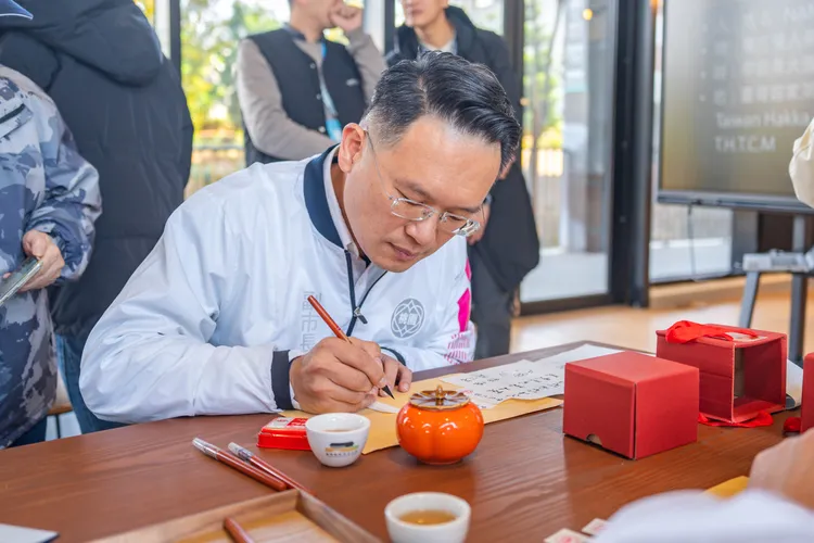 蘇俊賓力推客庄找茶記多元精采活動，歡迎親子一起來參加體驗。客家局提供