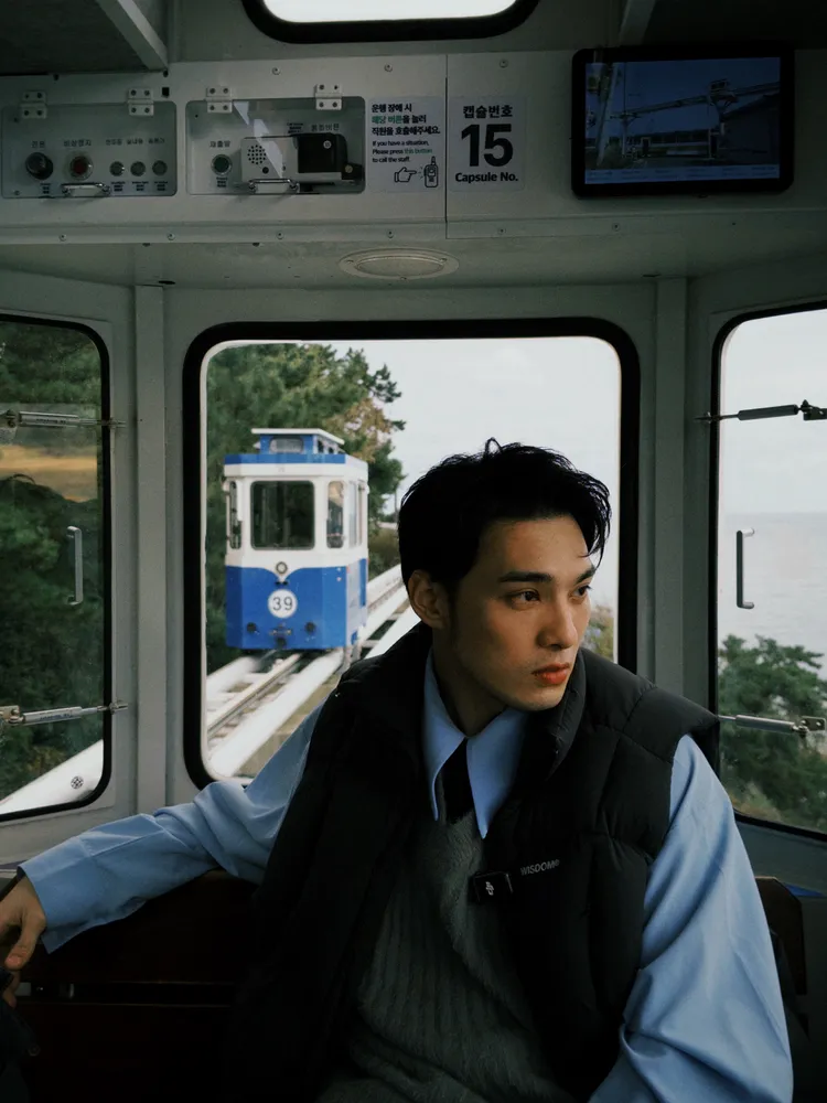 全新實境企劃「說走就走一日員工旅遊」，黃偉晉以導遊身分自主規劃行程。八大電視提供