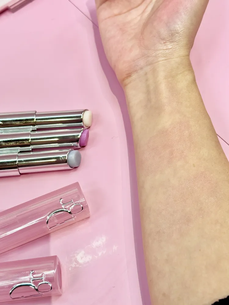 3款線上旗艦店獨家販售的校色色調（左起）#000透明色、#063校色粉、#078校色藍。張家玲攝