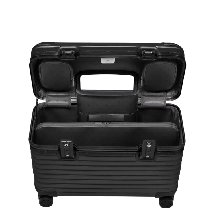 RIMOWA機長箱內部配有2個拉鍊式收納口袋及1個可拆卸拉鍊軟墊間隔。品牌提供