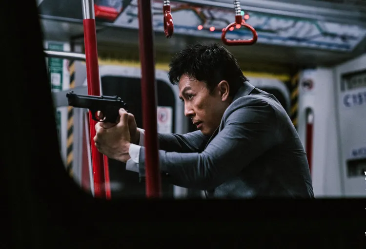 甄子丹飾演能辯能打，能文能武的「拳」能檢察官霍子豪。華映提供