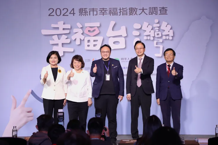 台中市副市長鄭照新（中）今代表盧秀燕出席領獎。市府提供