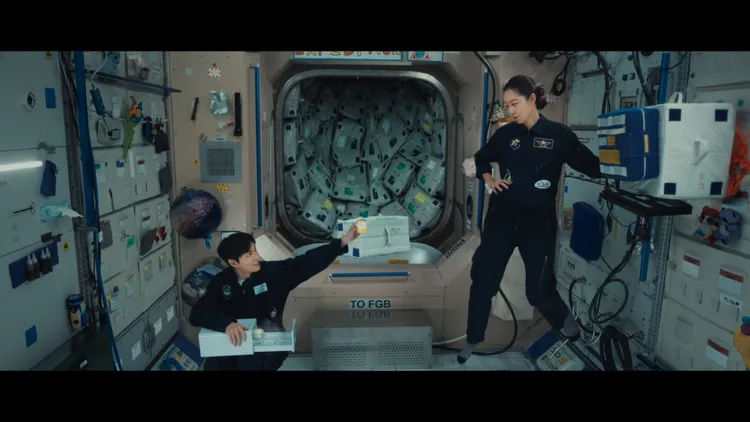 李敏鎬（左）、孔孝真主演《問問星星吧》上太空。Netflix提供