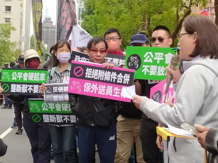 針對UberEats併購FoodPanda案，全國外送產業工會與全台各縣市外送工會向公平會陳情書，反對兩大平台合併並提出「三不一要」訴求。許麗珍攝