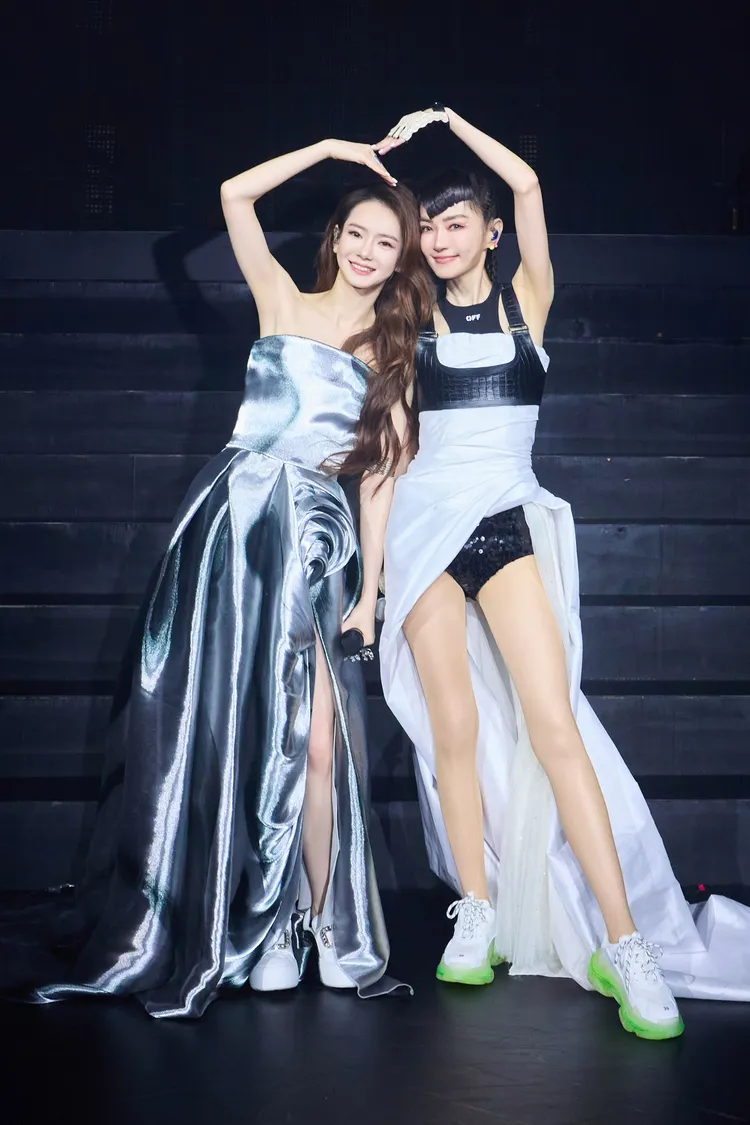 謝金燕（右）出道以來個唱首度邀請嘉賓助陣，邀來大陸人氣女星戚薇合體。圖／寬魚國際提供