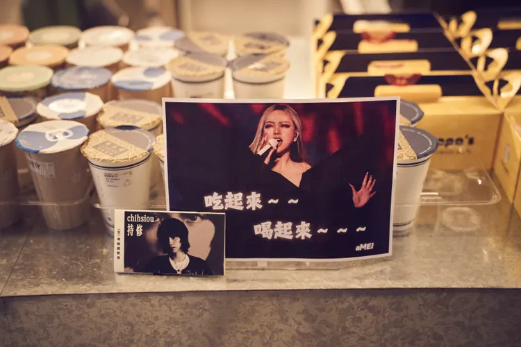 天后闆娘aMEI百忙中還不忘送來飲品和點心。EMI提供