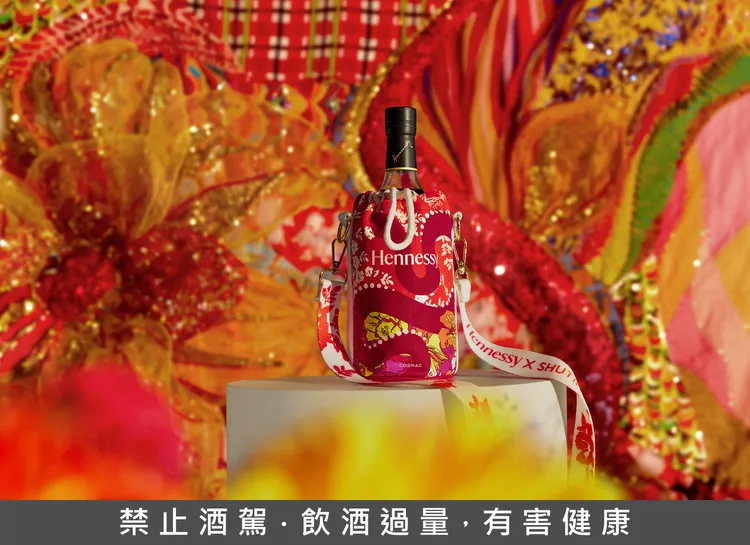 軒尼詩V.S.O.P 2025蛇年春節袖套版。業者提供