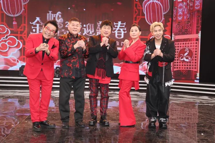 許效舜（左起）、彭恰恰、胡瓜、陳亞蘭、歐漢聲今天錄除夕特別節目。攝影中心攝