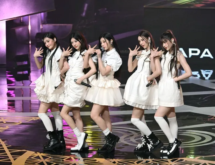 ILLIT左胸都別上黑絲帶。翻攝《每日體育》