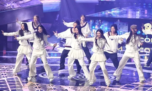 NewJeans白衣+黑絲帶 4韓團登《日本唱片大獎》致哀空難