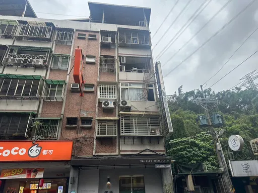 新店工人修窗突自4樓墜 正好擊落騎車騎士!驚悚畫面曝光